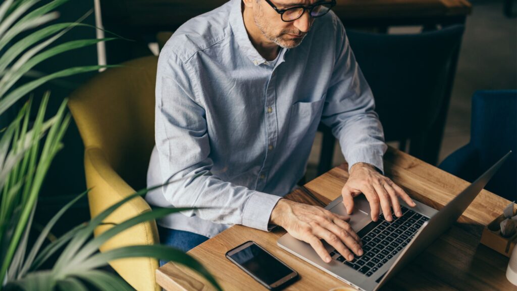 Jak podejmować szybkie decyzje w biznesie bez strachu przed błędem