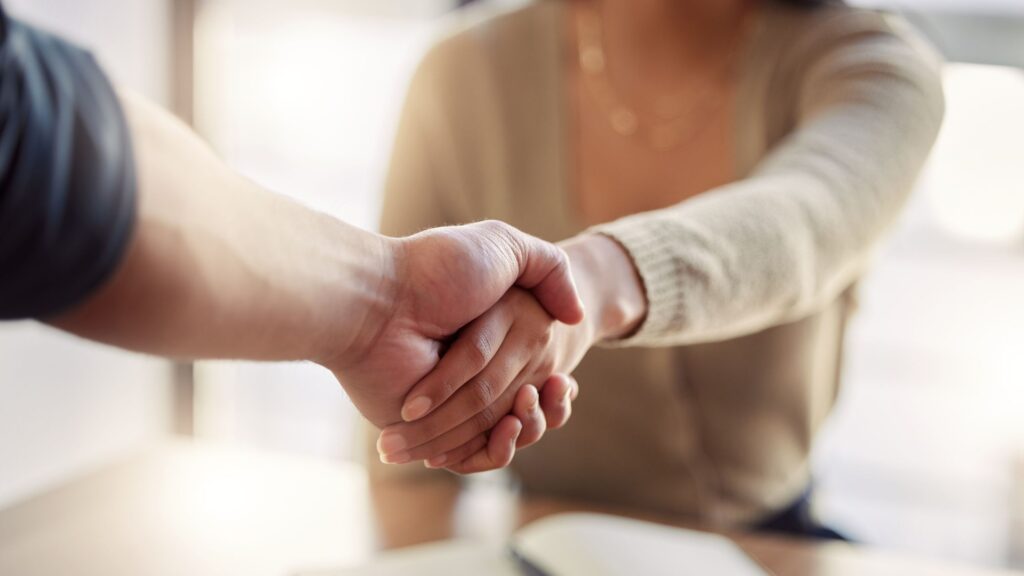 Jak wdrożyć nowego pracownika z Polski w czeskiej firmie